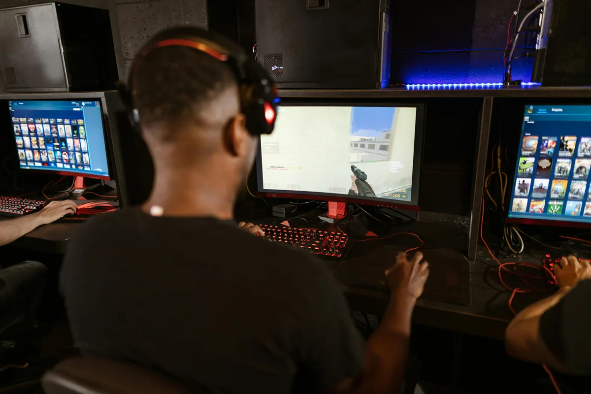 Pro Counter-Strike 2 players constantly shatter perceived limitations. They do it through relentless innovation, inhuman precision, and mental games, forcing other players to level up. This article provides an in-depth look at how these gaming pros operate.
