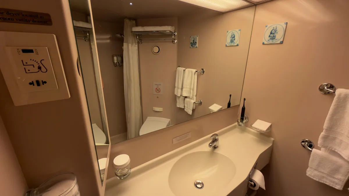 The bathroom inside an interior cabin on Zuiderdam