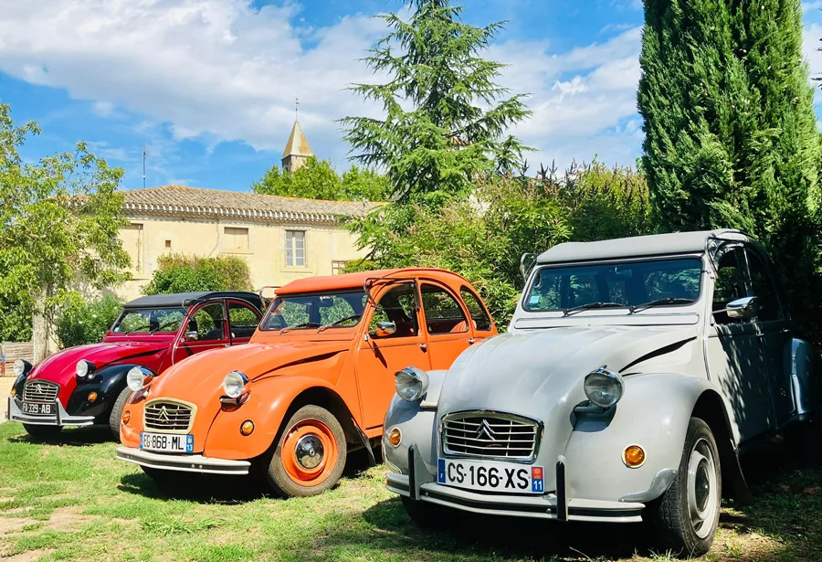 Vintage Citroën 2CV parked at a Minervois vineyard