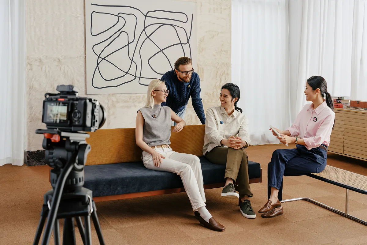 Easily capture group interviews up to 4 people with the Insta360 Mic Pro