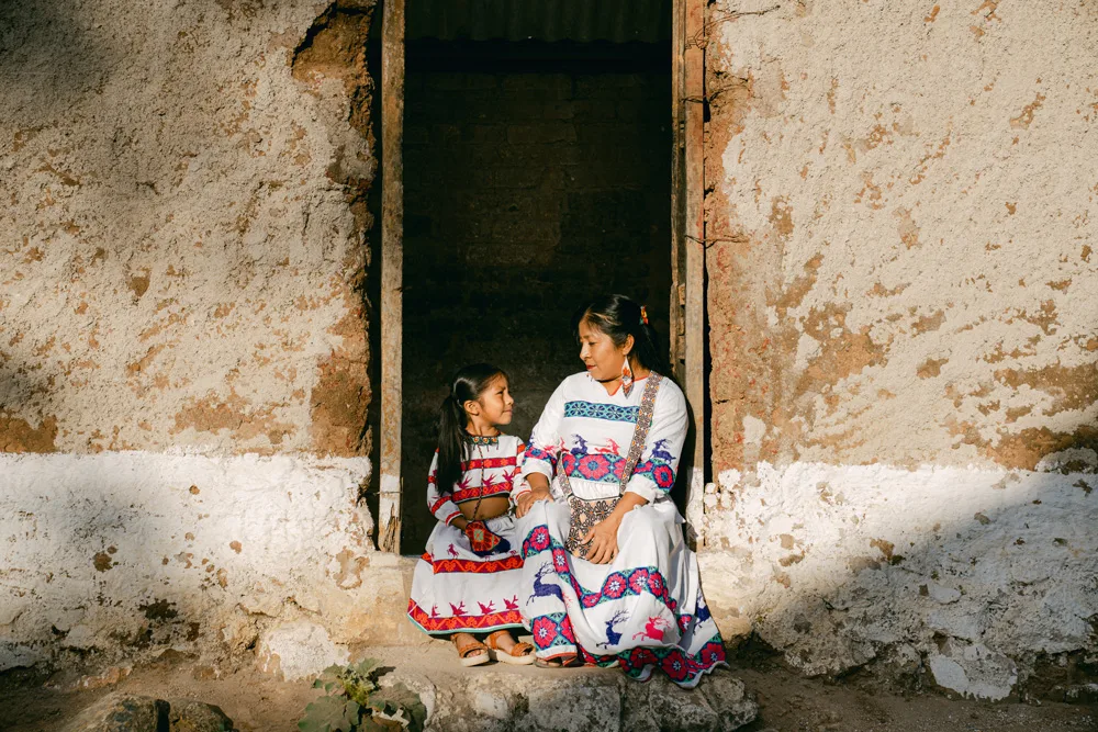 Wixárikas, a mother and daughter
