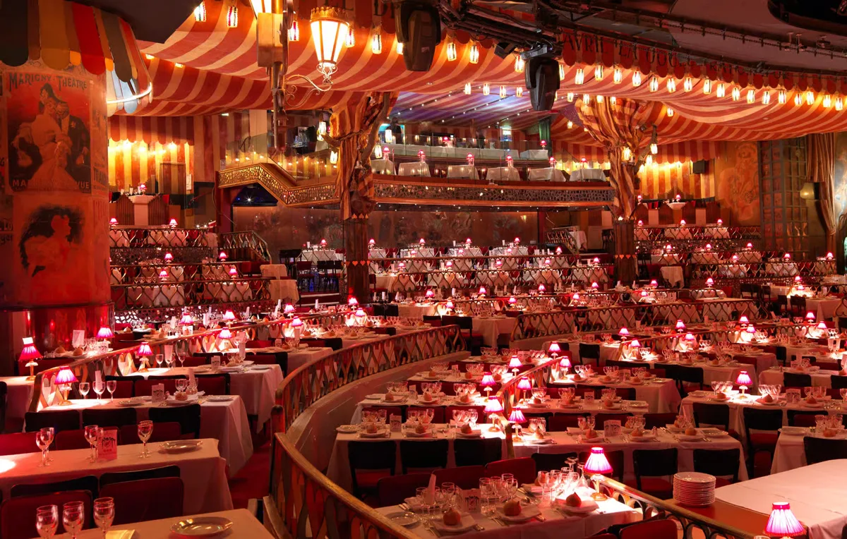 The table setup at the Moulin Rouge caberet in Paris