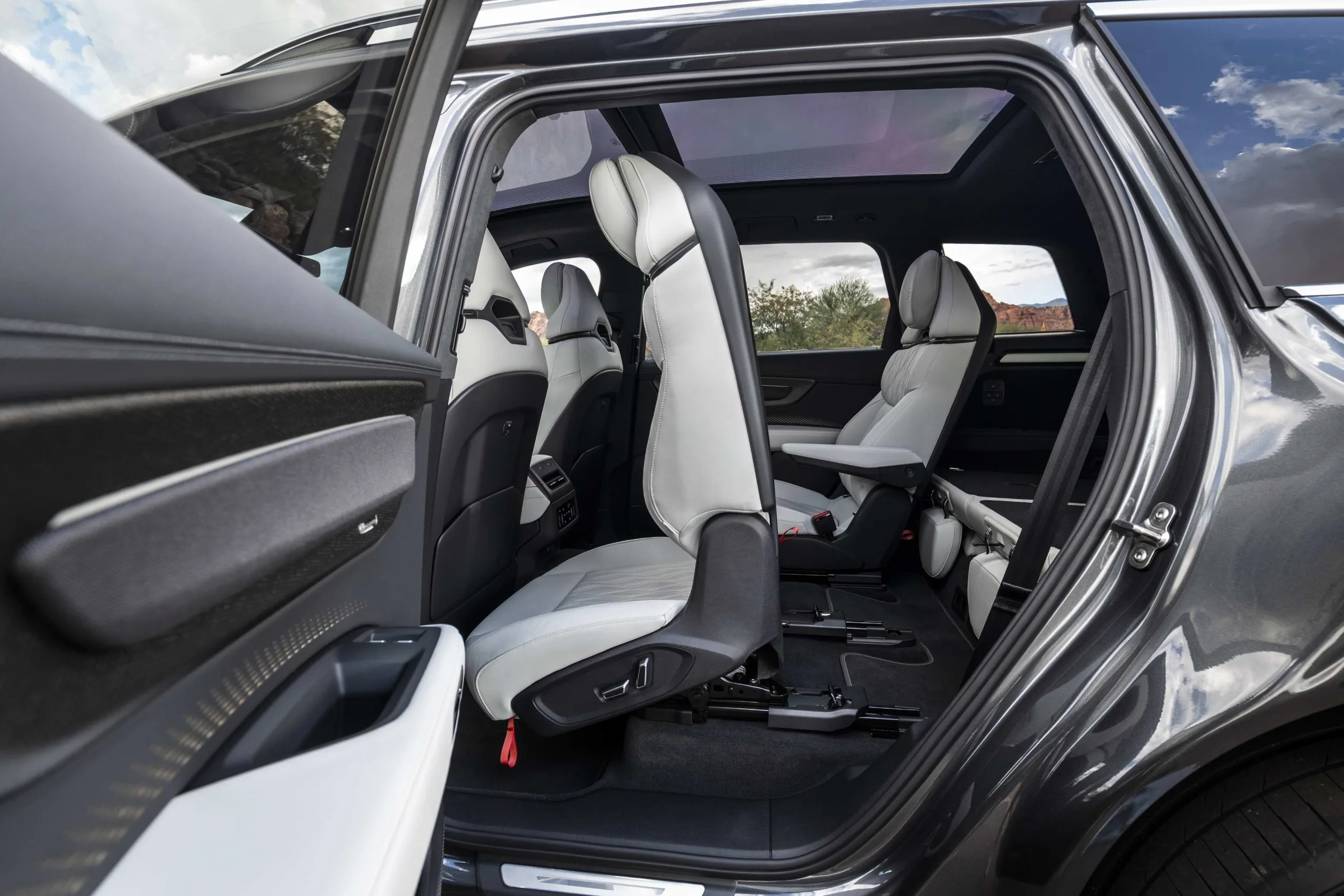 2027 Audi SQ9 flexible seating with second-row individual seats and third-row access