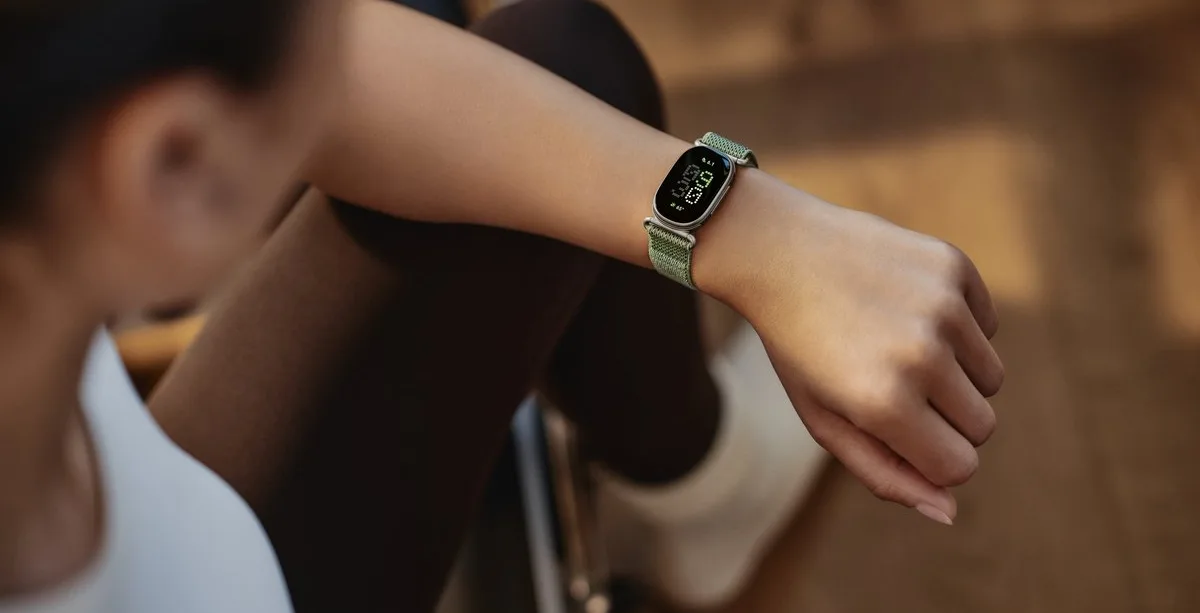 Google’s New Fitbit Edge Is a $179 Tracker With a Real Screen and a Replaceable Battery