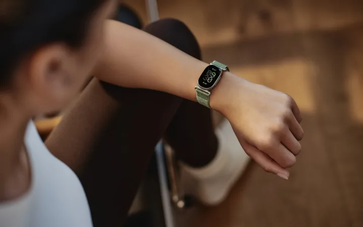 Google’s New Fitbit Edge Is a $179 Tracker With a Real Screen and a Replaceable Battery