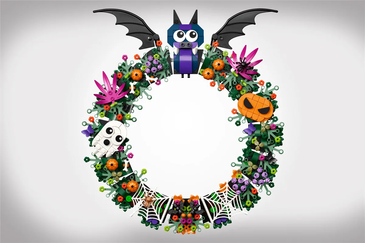 LEGO Halloween Wreath 40825 with bat, ghost, pumpkins and spider webs