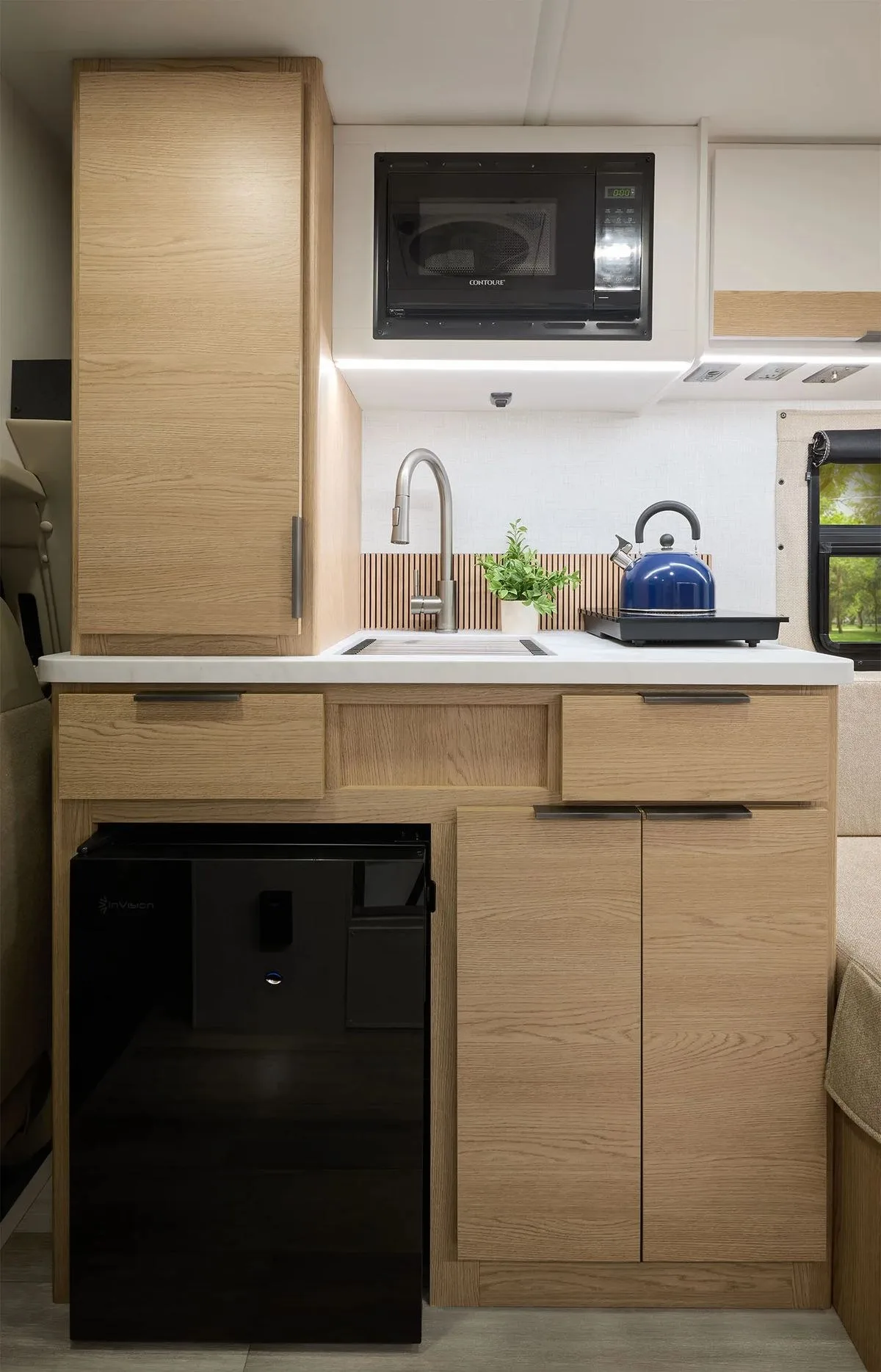 Thor Rize+ 18R kitchen with sink, microwave and induction cooktop