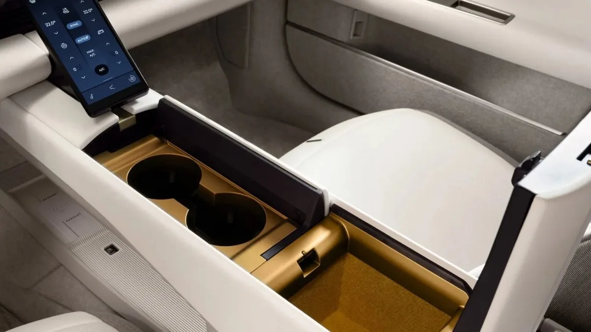 Center console on the Type 01